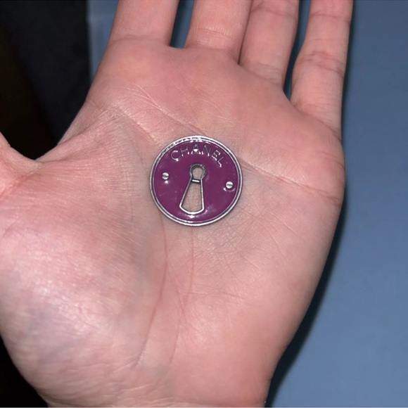 100% Authentic Chanel keyhole button magenta - Picture 3 of 6